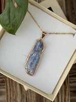 قلادة كاينايت خام ( Kyanite - Kainite )