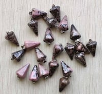 قلادة من حجر الرودونايت