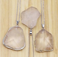 قلادة حجر كلير كوارتز خام (White Crystal ) )