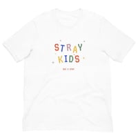 تيشيرت بطباعة ستراي كيدز Stray kids ملونة