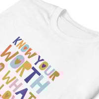 تيشيرت بعبارات تحفيزية ملونة