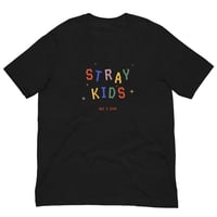 تيشيرت بطباعة ستراي كيدز Stray kids ملونة