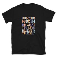 تيشيرت بعبارات تحفيزية ملونة