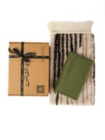 طقم شرشف صلاة مربع ( زيتي ) مع سجادة