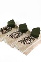 طقم ثلاث شراشف صلاة مربعه ( زيتي ) مع سجاد