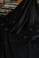 قطعة مخمل على سترتش مشغول بالكرستال