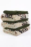 طقم ثلاث شراشف صلاة مربعه ( زيتي ) مع سجاد