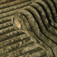 فرو ناعم مقلم عريض