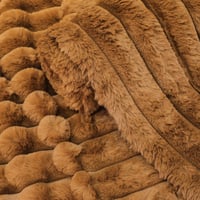 فرو ناعم مقلم عريض