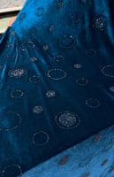 قطعة مخمل على سترتش مشغول بالكرستال