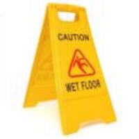 لافتة أرضية رطبة باللغتين العربية والإنجليزية