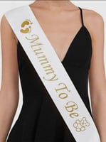 وشاح ابيض وذهبي لحفل كشف جنس الجنين