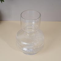 فازة زجاج بتصميم ديكورى فريد و مميز باللون الشفاف...