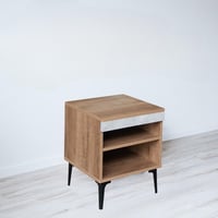طاولة سرير جانبية خشب مع رفوف تخزين مفتوحه