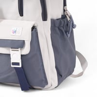 شنطة ظهر مدرسية بتصميم عملي بلون بيج وأزرق مقاس 42...