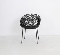 كرسي بتصميم شبكي عصري أنيق ومتين للمساحات الداخلية...