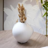 فازة سيراميك بتصميم مميز باللون الابيض مقاس 25 سم