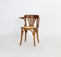 كرسي حديقة أنيق ومريح بتصميم مميز لون بنى