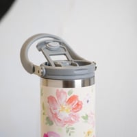 كوب حافظ للحرارة بتصميم زهور لون ابيض سعة 900 مل