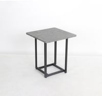 طاولة جانبية مودرن مربعة بتصميم مميز لون رمادى