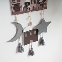 لوحة جدارية رمضانية خشبية بتصميم مودرن مع دلايات