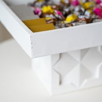 ستاند تقديم الحلوي ريزن بتصميم مميز باللون الابيض...