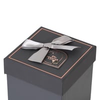 علبة هدايا بتصميم فيونكة باللون الرمادي الغامق مقا...