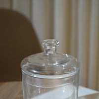 علبة تقديم الحلوي زجاج بغطاء بتصميم مميز باللون ال...