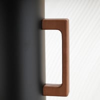 ترمس أسود فاخر بتصميم عصري يضفي لمسة فخامة على الض...