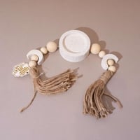 سبحة ديكورية بشراشيب بتصميم هلال باللون الابيض وال...