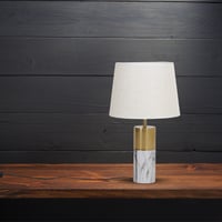 اباجورة طاولة بتصميم مميز باللون الأبيض x الذهبي