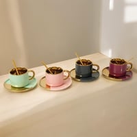 فنجان قهوة بتصميم عصري مع صحن لون اخضر وذهبي