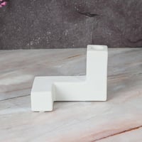 شمعدان سيراميك باللون الابيض بتصميم فريد و رائع