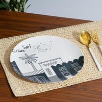 طبق تقديم دائري بتصميم رمضاني باللون الأبيض والكحل...