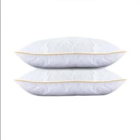 وسادة سرير لون أبيض بخط ذهبي مقاس 90x50x15 سم