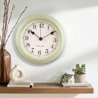 ساعة حائط بتصميم عصري معدن باللون الاخضر الفاتح مق...