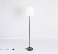 اباجورة ستاند بتصميم أنيق باللون الأسود x الأبيض