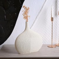 فازة سيراميك بتصميم عصري باللون الابيض مقاس 23 سم