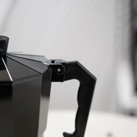 ماكينة تحضير الاسبريسو باللون الاسود