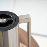 ترمس فضي فاخر بتصميم أنيق يضفي لمسة رقي على طاولة...