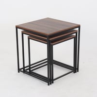 طقم طاولات خدمة مربعة بتصميم مميز بلون بني وأسود ب...