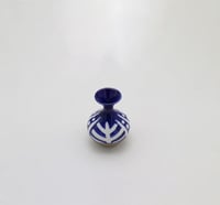 فازة بورسلين بتصميم مميز باللون الازرق الغامق والا...