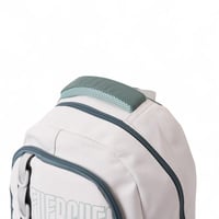 شنطة ظهر مدرسية بطبعات نصوص باللون الأخضر والبيج