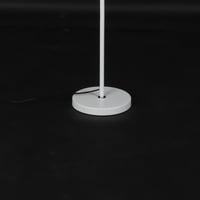 اباجورة ستاند بتصميم مميز باللون الأبيض