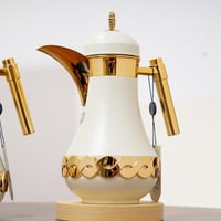 طقم ترامس بتصميم عصري باللون الابيض والذهبي