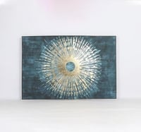 لوحة جدارية فنية بتصميم عصري يضفي لمسة فخامة على م...