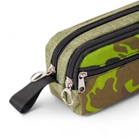 مقلمة مدرسية بتصميم عسكري لون أخضر مموج