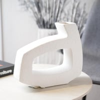 فازة سيراميك بتصميم مميز باللون الابيض مقاس 25 سم