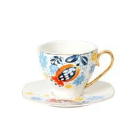 فنجان قهوة بنقوشات مميزة مع صحن بالوان متعددة