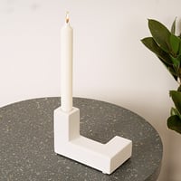 شمعدان سيراميك باللون الابيض بتصميم فريد و رائع